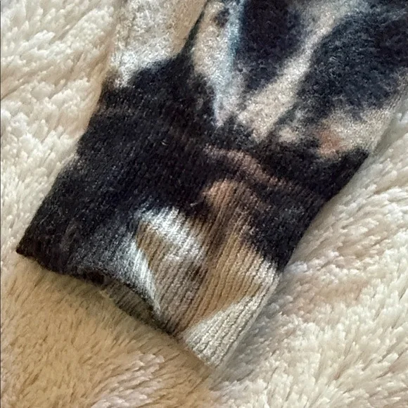 Vintage Havana Black and Cream Tie-Dye Sweater - Picture 5 of 6